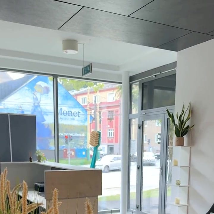 Čakáreň s obrazom a stoličkami
