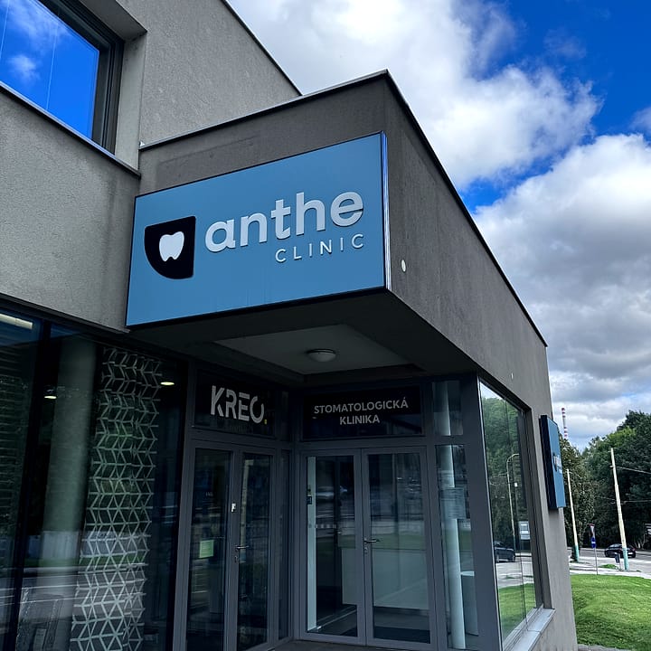 Vchod do Anthe clinic s logom